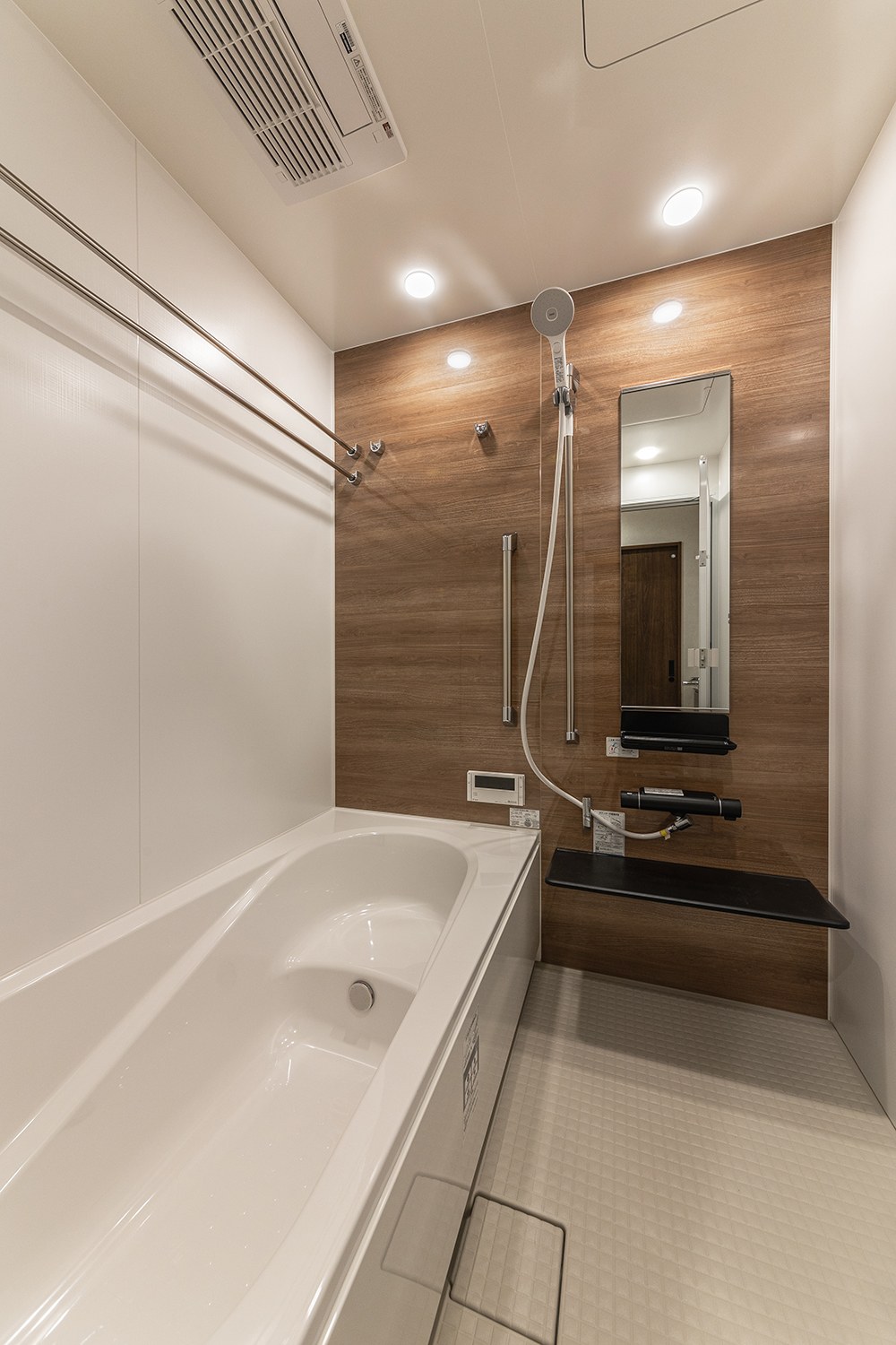 T-5／お湯が冷めにくい保温効果のあるバスタブで快適な入浴が叶います。快適でリラックスできる浴室です。