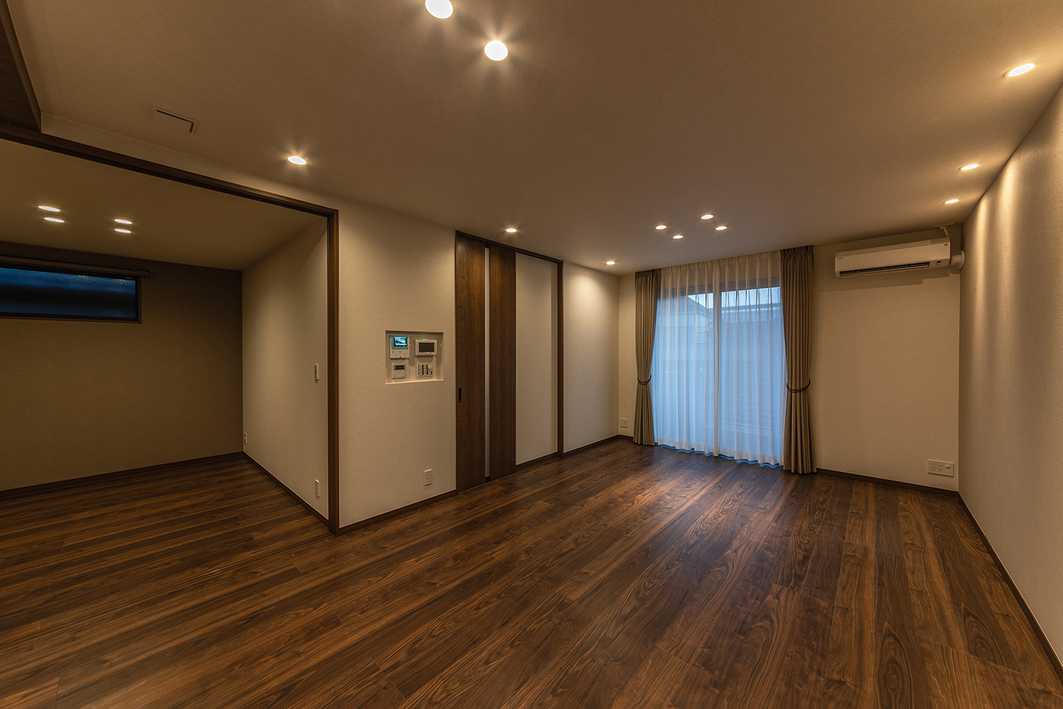 T-5/柔らかな灯りに包まれる夜間のLDK。拡散型のダウンライトで効果的に照らしつつ、空間を広く見せてくれます。