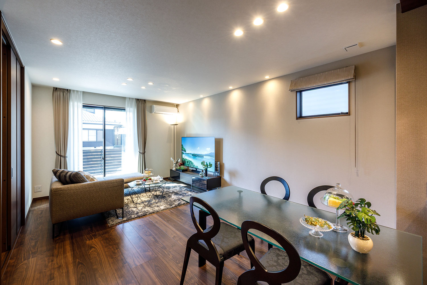 T-5／柔らかな陽差し差し込む暖かな陽だまり空間。シックで落ち着きのある印象にまとめ、ラグジュアリーな佇まいに。