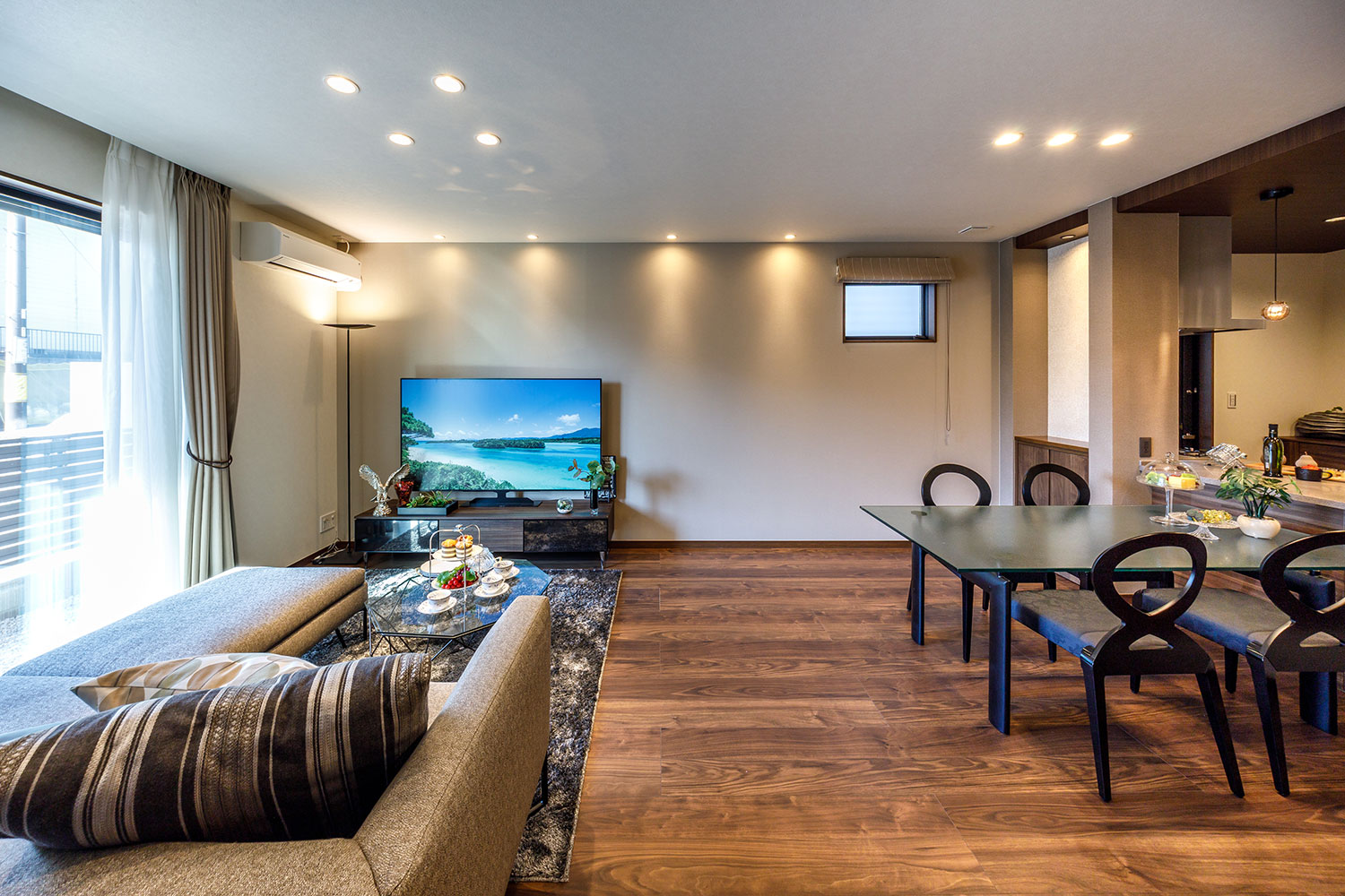 T-5／広々とした空間は極上のおうち時間をもたらします。暖かな陽差しと床暖房の温もりで、癒しの時間が叶います。