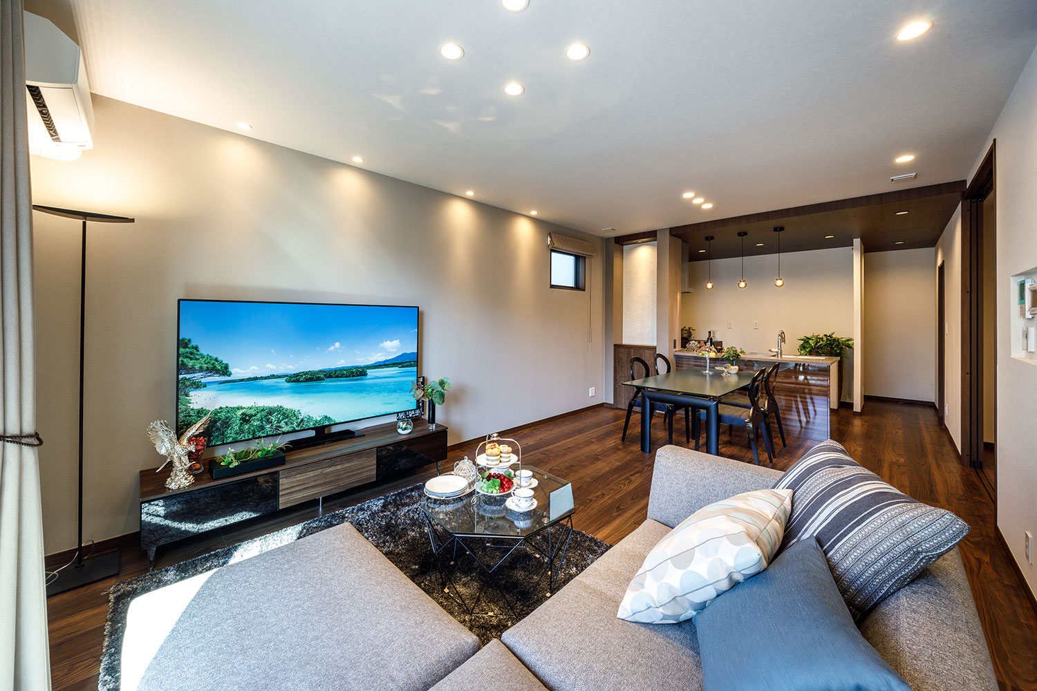 T-5／照明デザインにもこだわった、家族団らんのひと時に寄り添い、居心地の良さに癒されます。