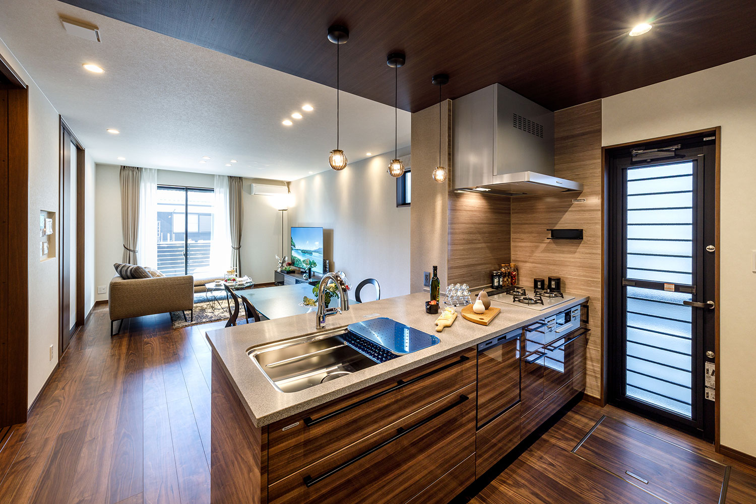 T-5／勝手口のあるキッチンは匂いや湿気が気になる時も換気ができるから、住空間を快適にキープできます。