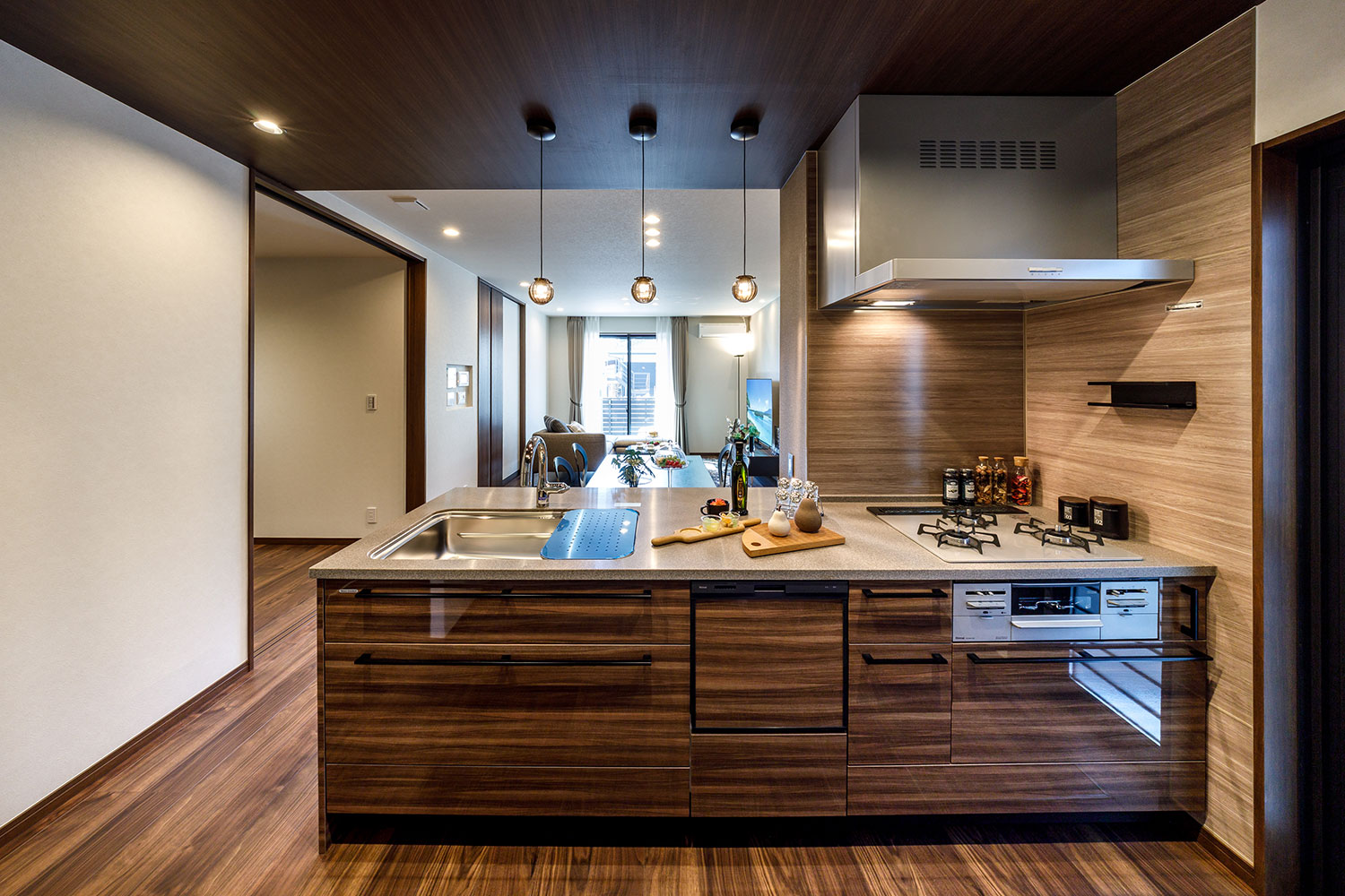 T-5／ユーティリティシンクやタッチレス水栓、食器洗い乾燥機などのを搭載。引き出し収納も奥行きがあって大容量！