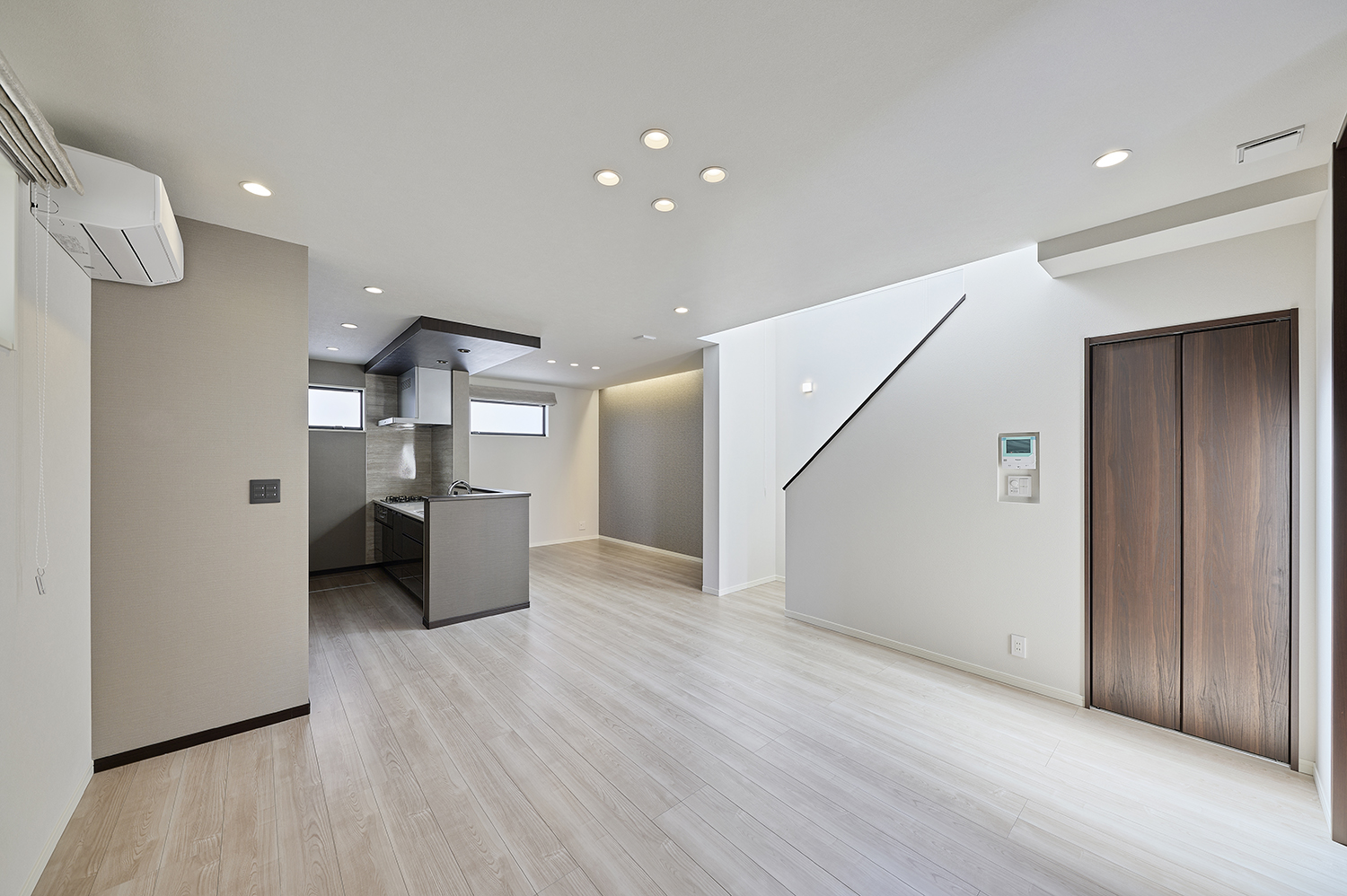 T-3／優しいアッシュカラーのLDK。広さ＆吹抜けがもたらす開放感が、心にゆとりを与えてくれます。