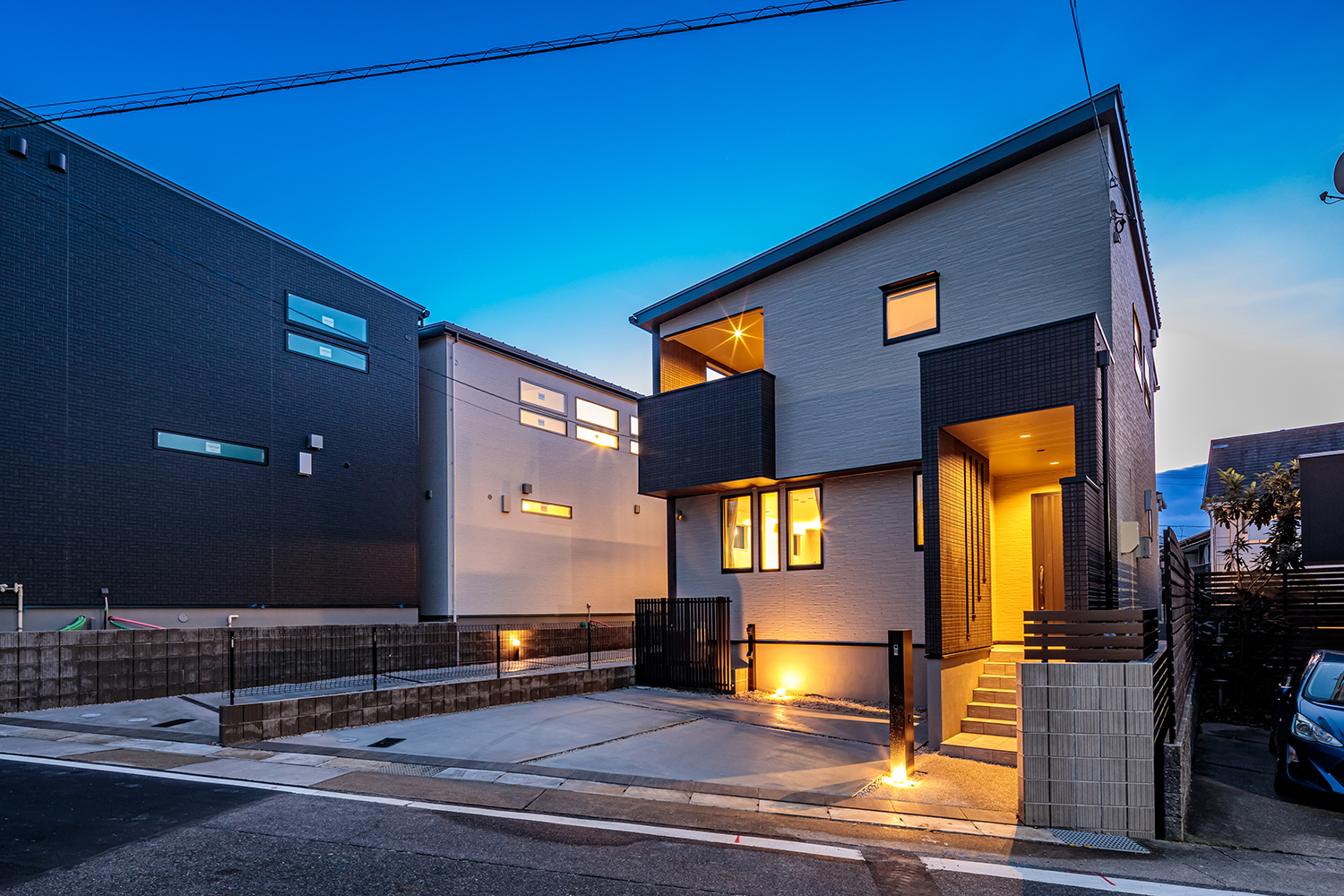 T-1／あたたかみのあるブラウンでまとめたコンフォートスタイルの住まい。 雨の日も安心な屋根付ポーチを採用。