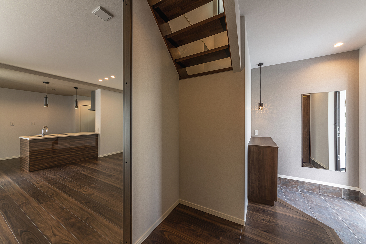 T-3/リビング階段の上部を吹抜けにすることで、暗くなりがちな玄関ホールにも明るい陽差しが届きます。