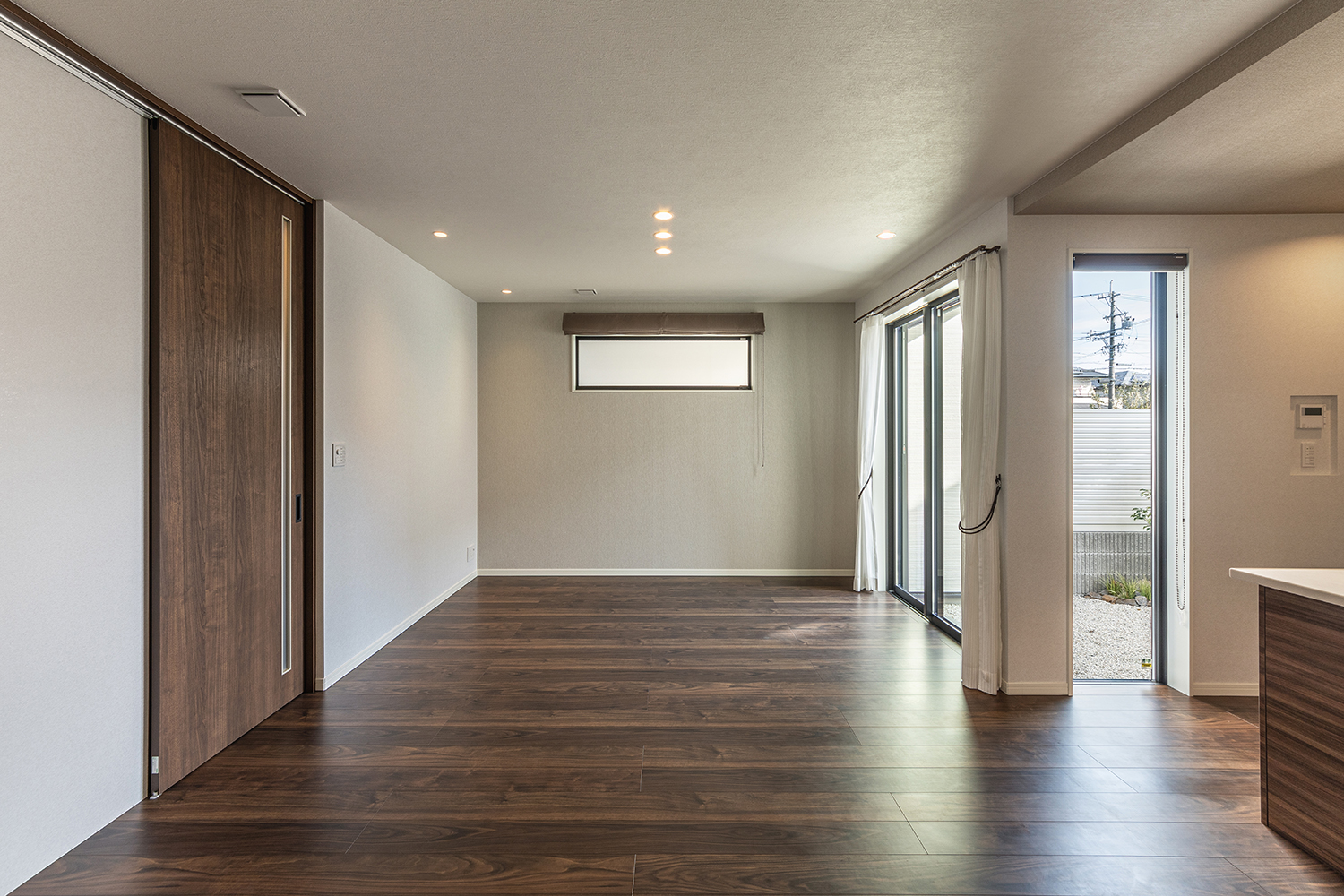 T-3/家族みんながゆったりとくつろげる大きなソファやテーブルが置けるLDK。ハイサッシからも陽差しが降り注ぎます。