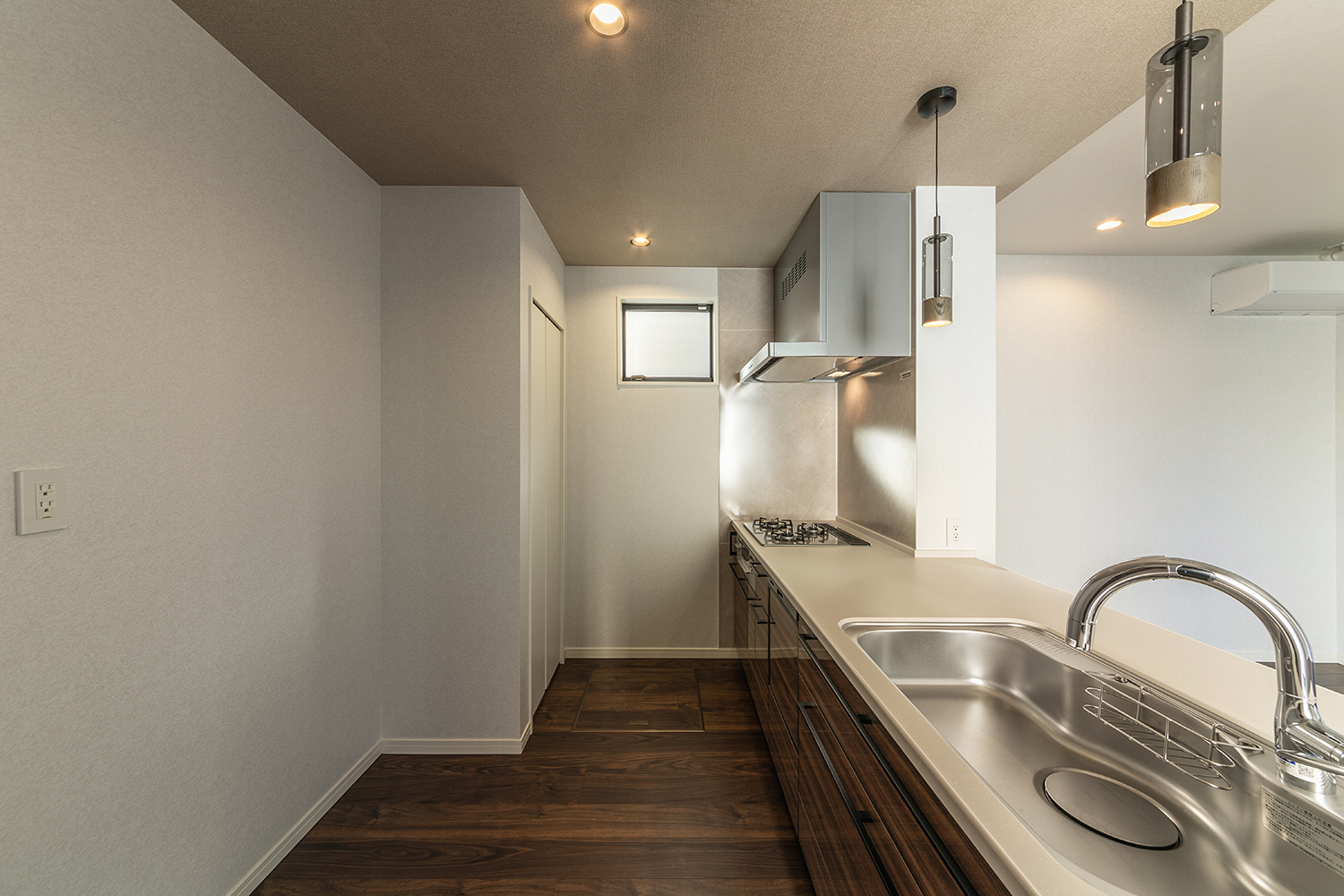 T-3/対面キッチンは背面にもゆとりを持たせ、冷蔵庫やカップボードを使いやすい位置に配置できます。