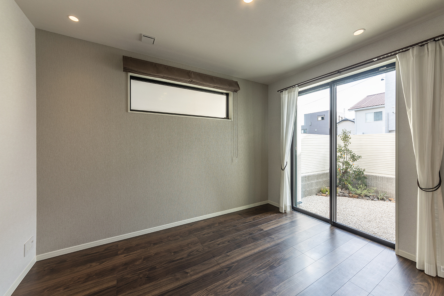 T-3/淡いグレーがポイントのリビング空間。庭を望む明るい空間で、ゆったりと開放感に浸れます。