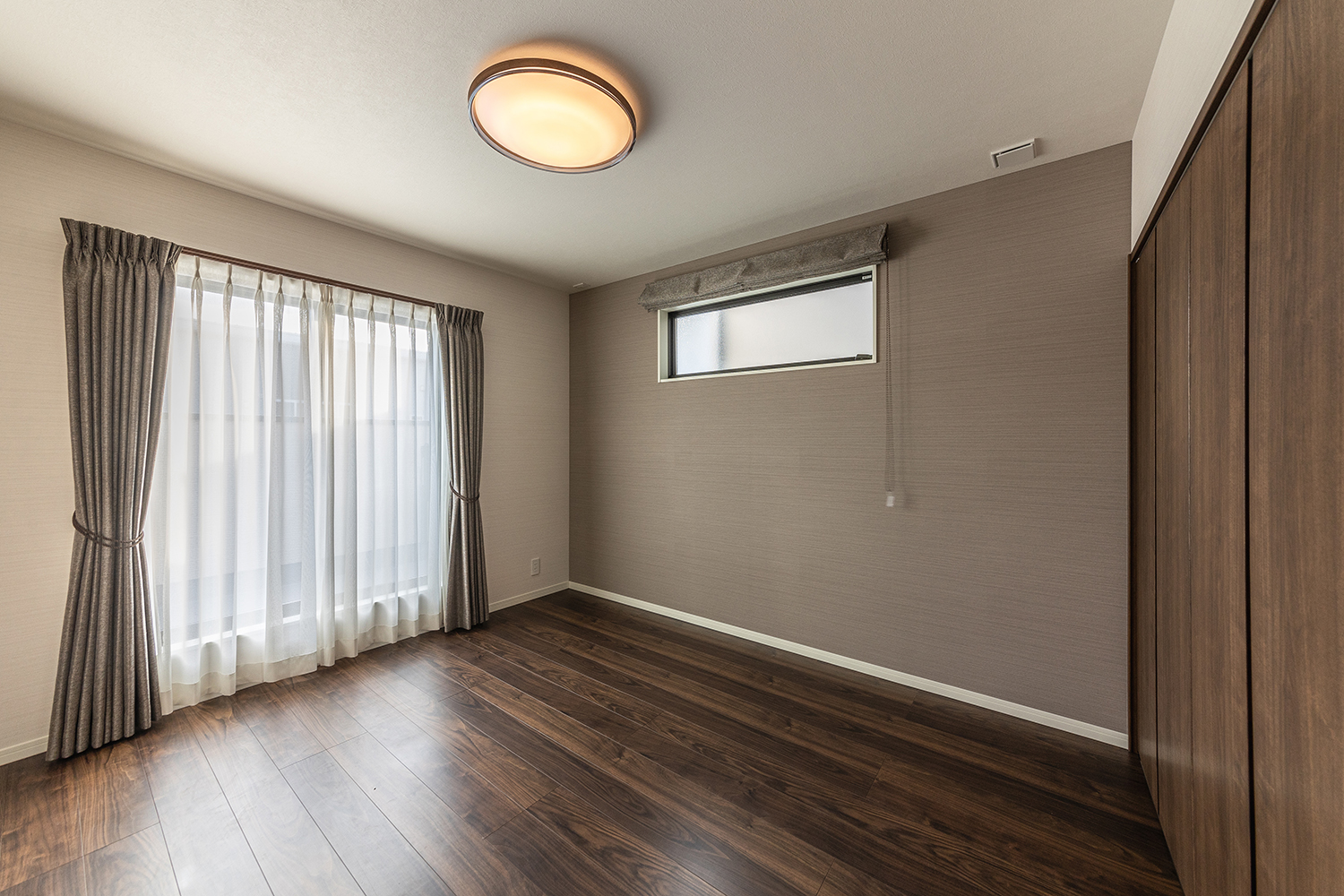 T-3/シックで落ち着いた印象の主寝室には床暖房を装備しています。大型CLには衣類や荷物がまとめて収納可能。