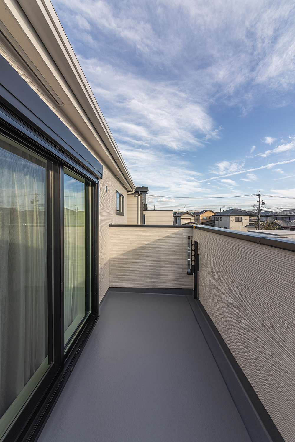 T-3/主寝室に隣接し、2階南面に広がるバルコニーは陽当たり良好!家族分のお布団も一度に並べて干せます。