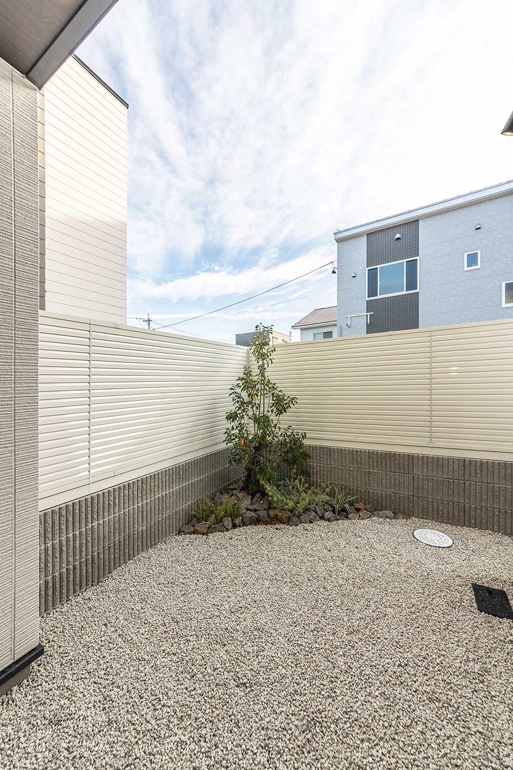 T-3/プライバシーに配慮した庭はお子さんやペットが安心して遊べます。やガーデニングも楽しめる憩いの空間。