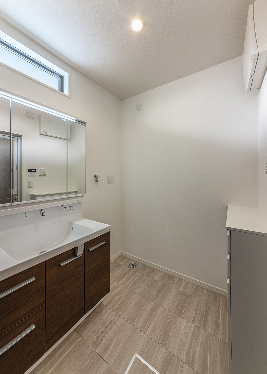 T-3/ワイドな洗面台に広々脱衣スペースで毎日快適!ランドリーキャビネットには多オルや日用品まとめて収納。