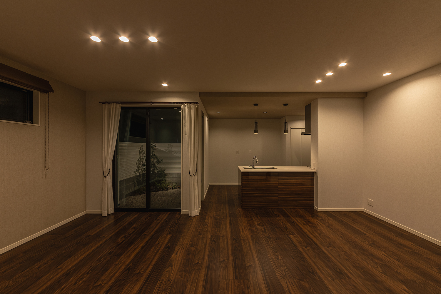 T-3/ダウンライトで空間の広がりを確保し、スッキリと視界が抜けるLDK。開放感を損なうことなく心地よさをキープ。