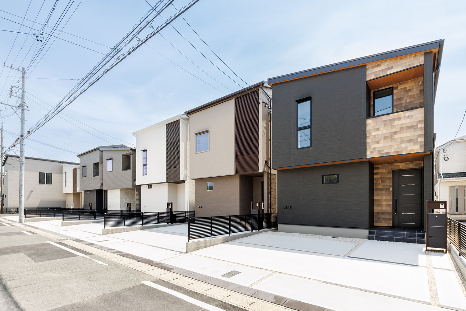 街並み／耐震等級3＆制震ダンパーを備えた安心の住まい。暖かく快適な住空間が実現！