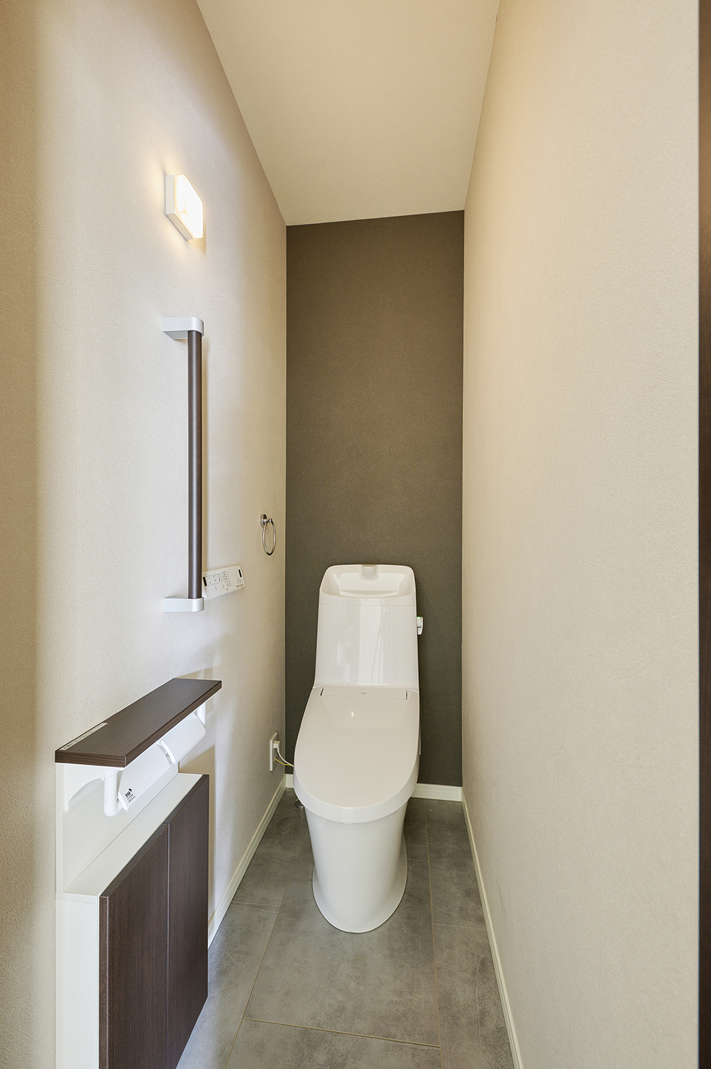T-1／落ち着いたトーンでコーディネートされた空間。汚れにくくお手入れのしやすいトイレには収納を設けました。