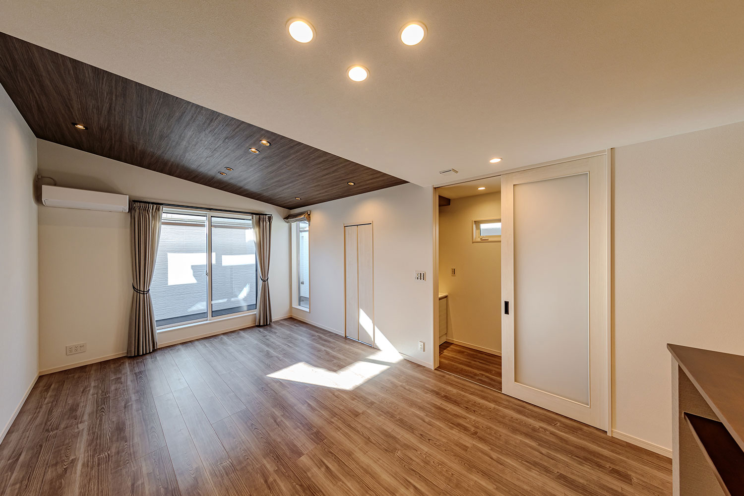 T-3／勾配天井が高さを演出し、居心地の良さを高めてくれます。空間の広がりを損なわない照明デザインもポイント。