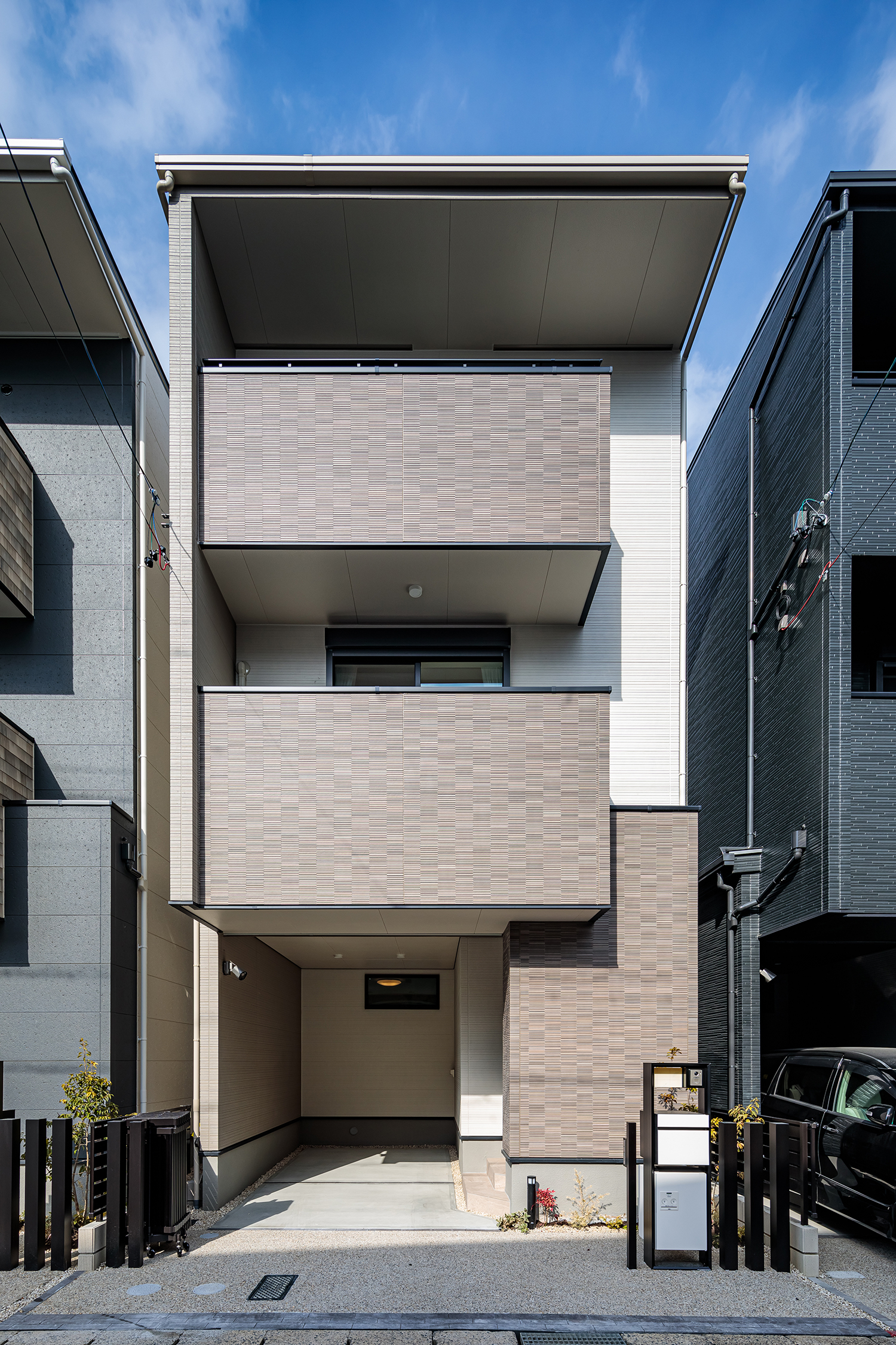 【T-4】太陽光発電搭載のビルトインガレージ付3階建住宅。高い断熱性＆換気システムの快適な室内環境。