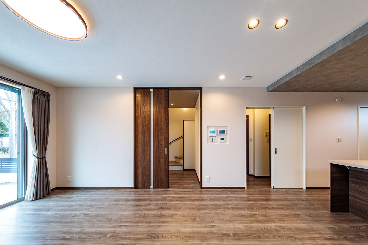 T-3／ゆとりある空間にはファミリーサイズのテーブルを配置して、快適な団らんのひと時をお過ごしいただけます。