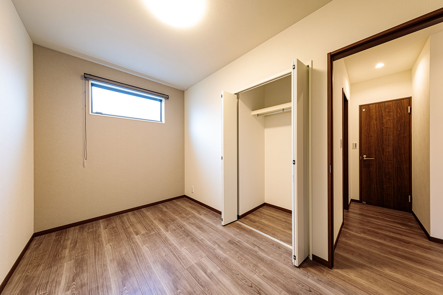 T-3／洋室は仕事や勉強スペースとしても利用可能。全居室収納完備だから、増え続ける荷物もスッキリと収納できます。