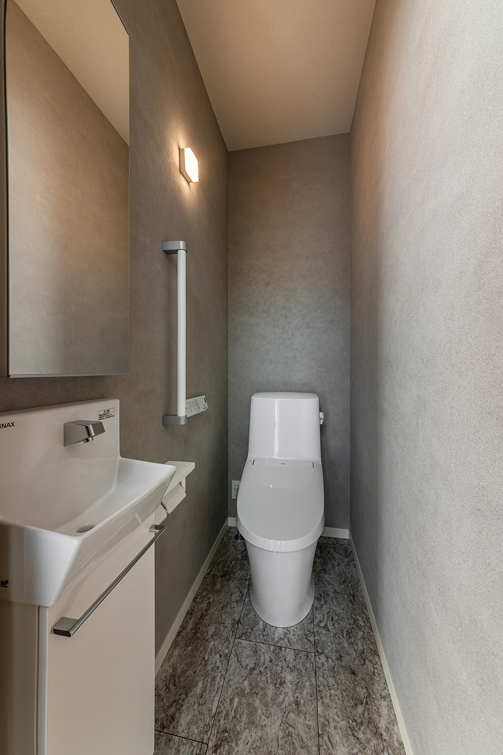 T-2／グレーで統一した落ち着きのあるトイレ空間。収納に便利な棚を備えているので生活感を隠すことができます。