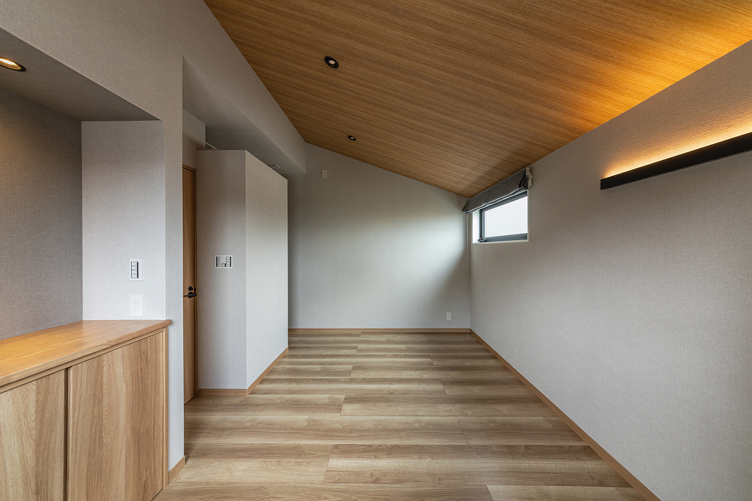 T-2／木の温もりを感じる主寝室に、柔らかな光が美しい間接照明をコーディネートすることで心から安らげる空間に。