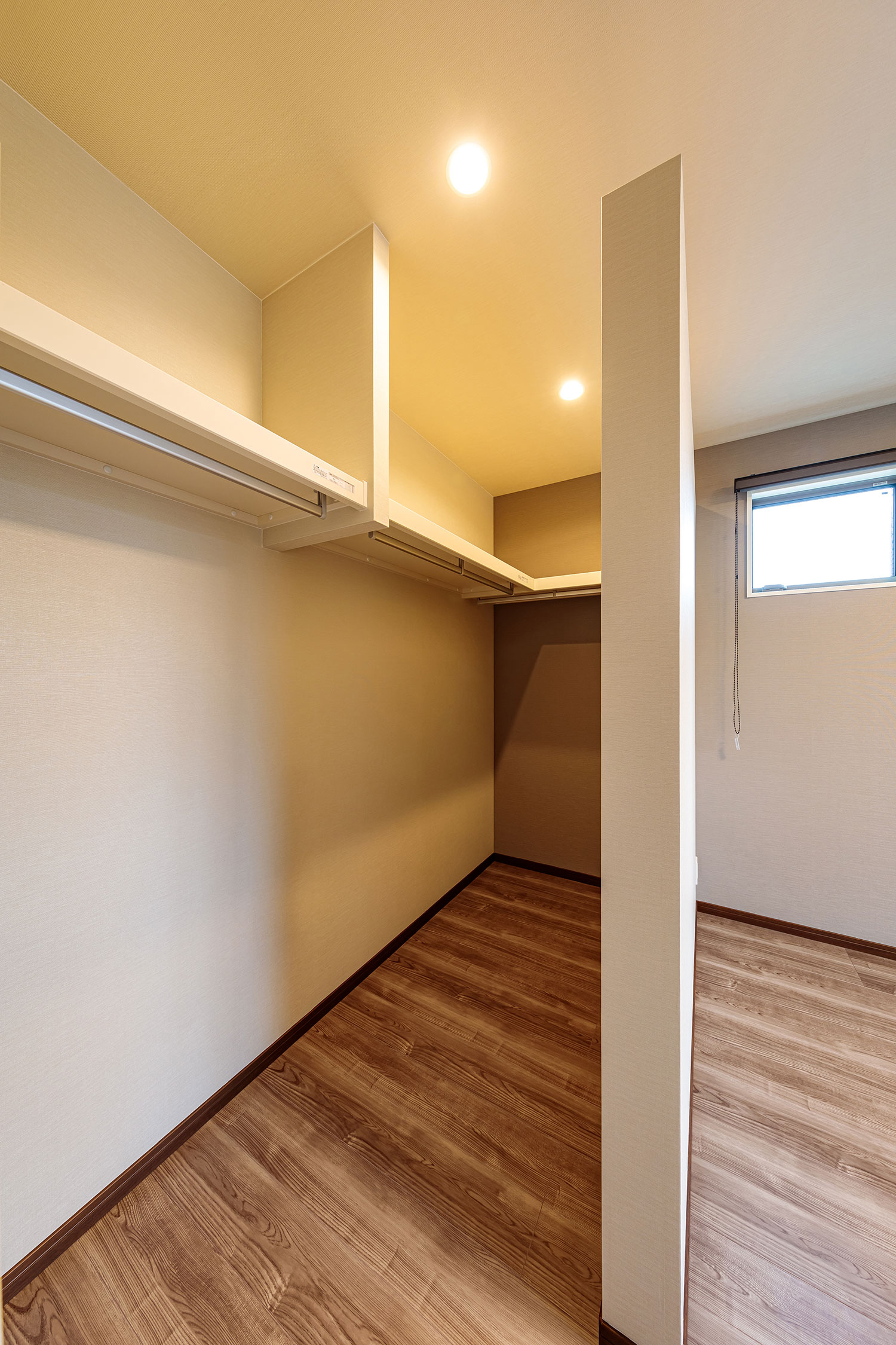 T-3／主寝室に設置されたWICは、掛けておくだけの簡単収納で、家事の手間を省くだけでなく、取り出しスムーズ。