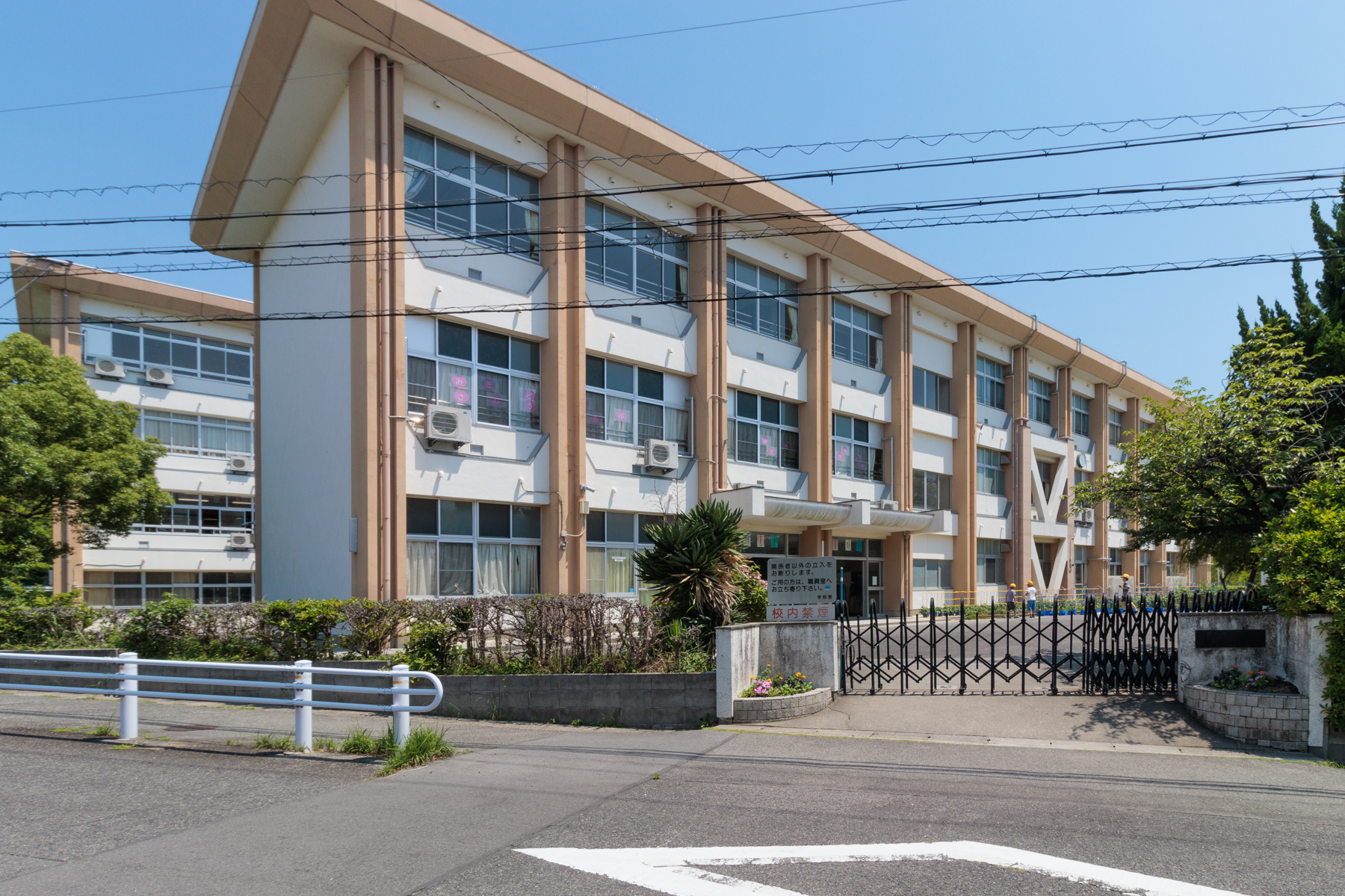 三崎小学校の外観