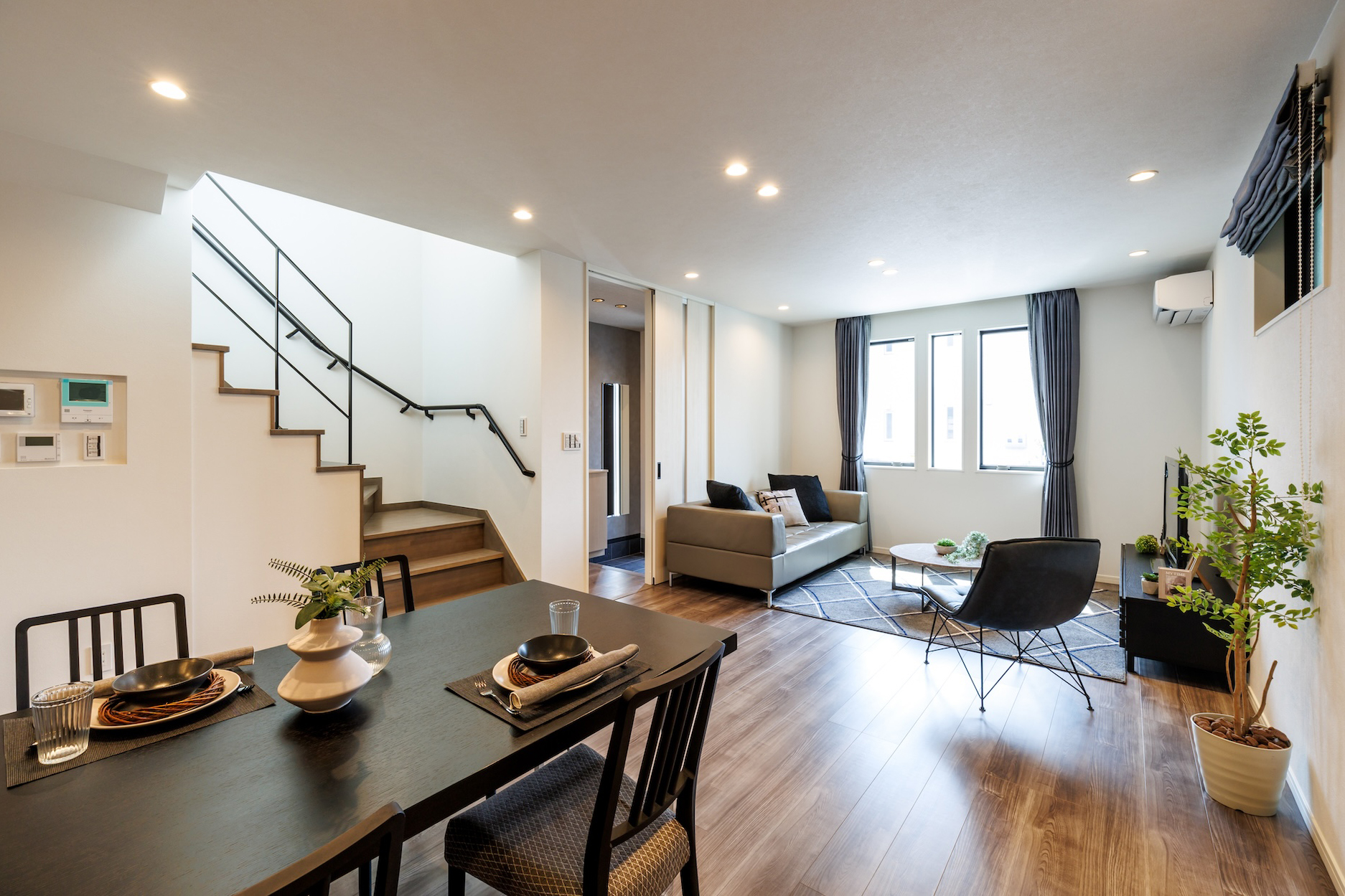 【デザイン性に富んだリビング階段が室内空間のアクセントに_蟹江町の家-1】