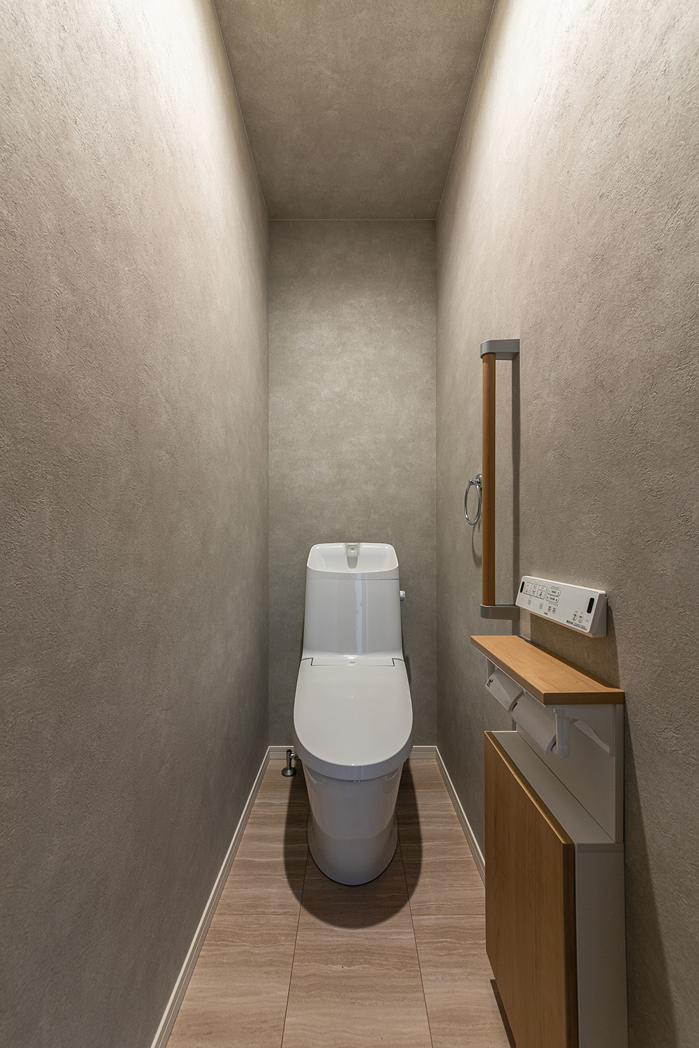 T-2／落ち着きのあるトイレ空間。収納に便利な棚を備えているので、見せたくない生活感を隠すことができます。