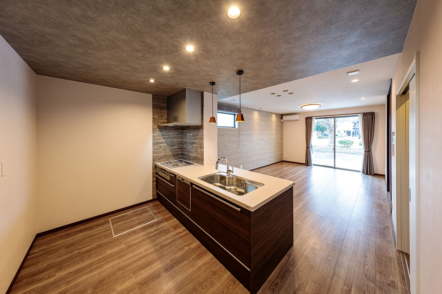 T-3／人工大理石のワークトップは上品な色合いでキッチン空間を華やかに。水回りと最短で繋がる動線で家事もスムーズ。