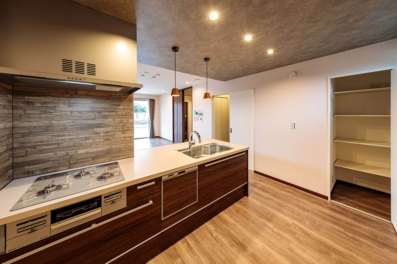 T-3／キッチンのすぐ近くにリビング物入れを設置。パントリーとしても利用でき、日用品や保存食のストックにも便利！