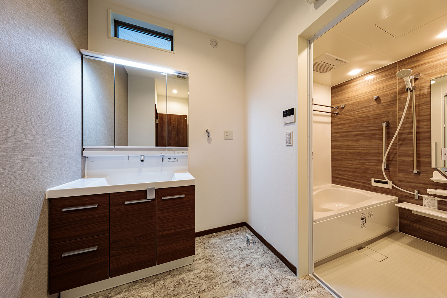 T-3／スリムLEDライト搭載3面鏡収納で毎日快適！浴室との動線も良いので、忙しい朝でもメイクやシャワーが楽々♪