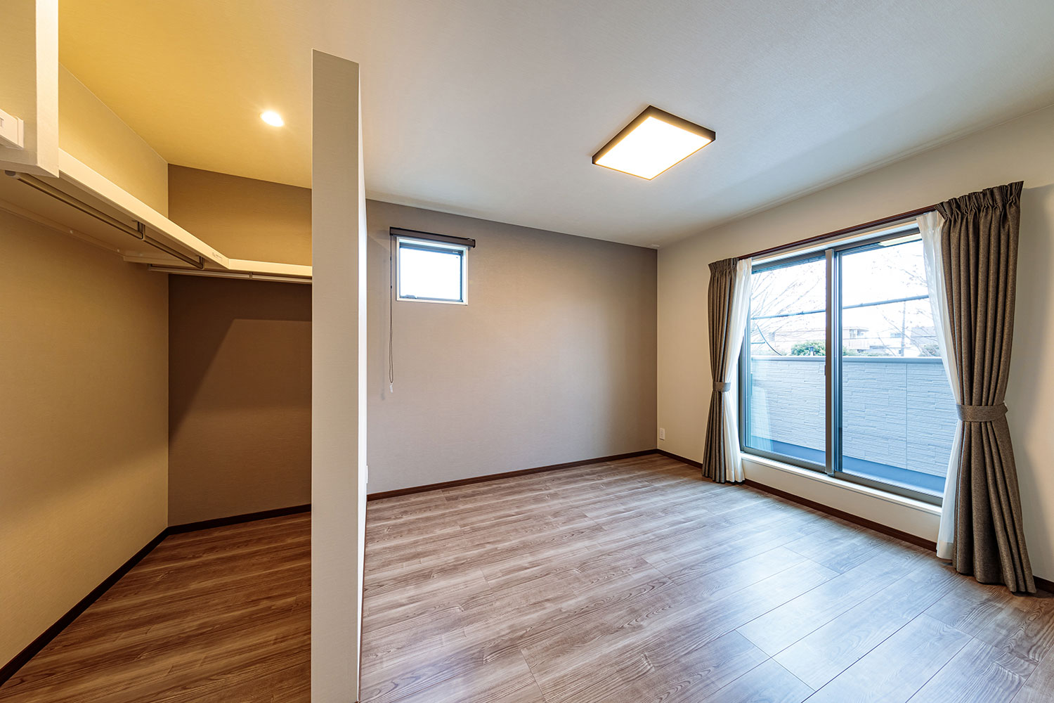 T-3／主寝室には南面バルコニーが隣接しているので、大きな掃き出し窓から心地よい陽差しが差し込みます。