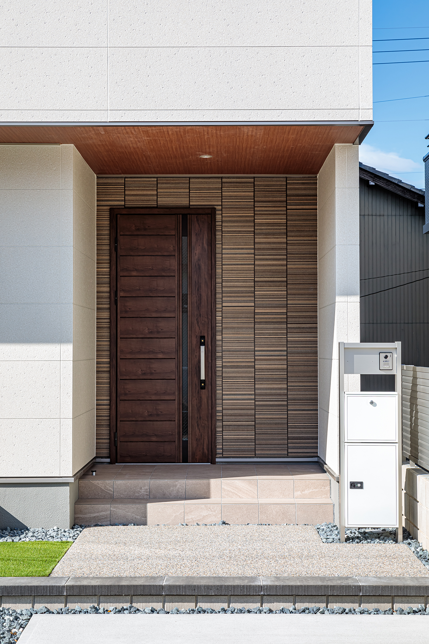 T-1／土間としての利用もできる屋根付の玄関ポーチ
