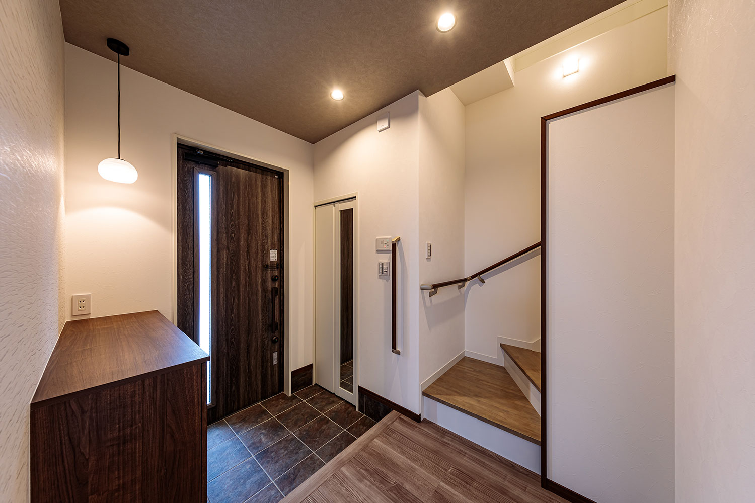 T-3／スッキリとした気持ちの良い玄関。ドアにはスマホで施開錠の管理もできるFamiLockを搭載し、防犯性にも配慮。