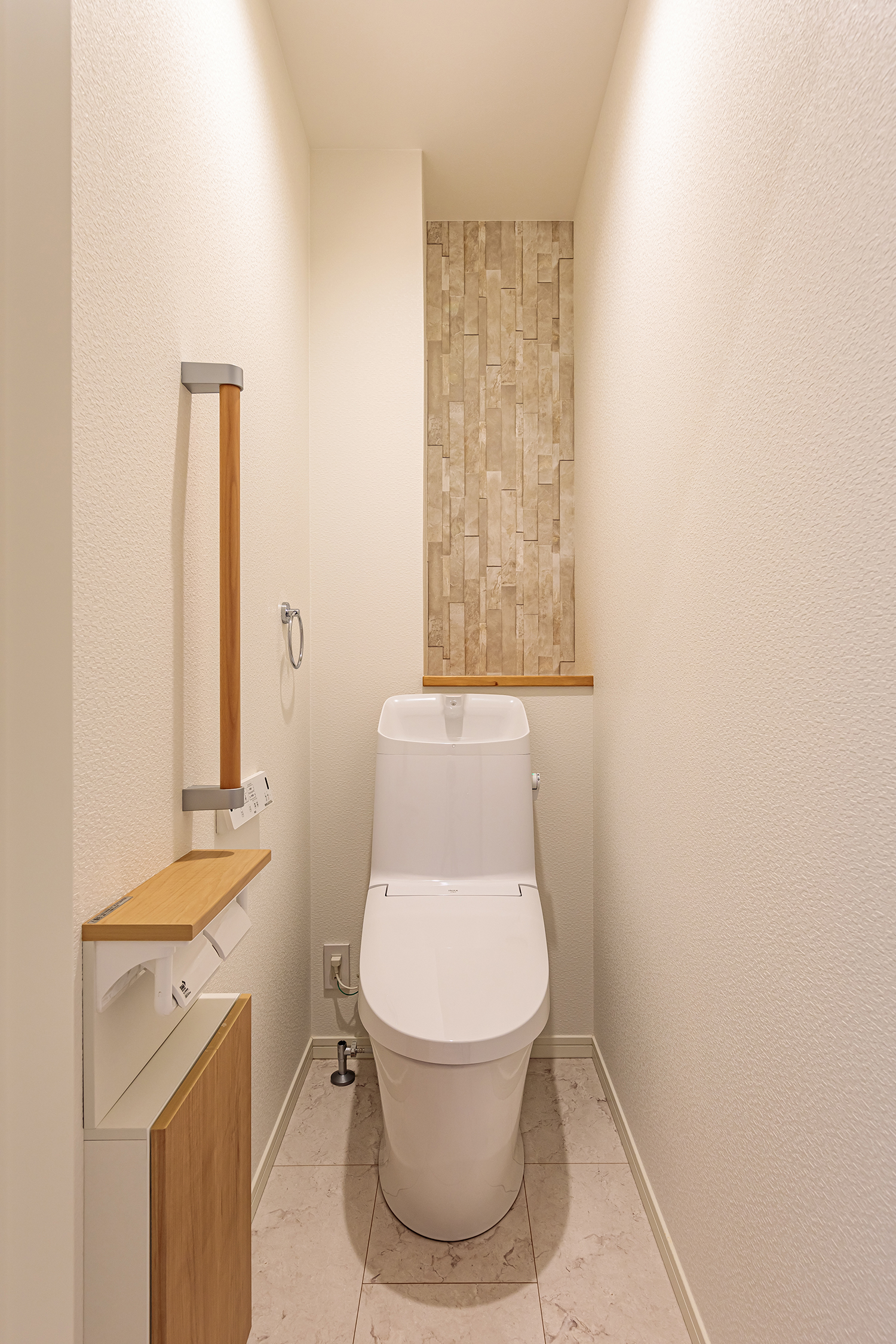 T-1／トイレはデザインクロスがおしゃれでナチュラルな空間。汚れがつきにくくお手入れ簡単です。