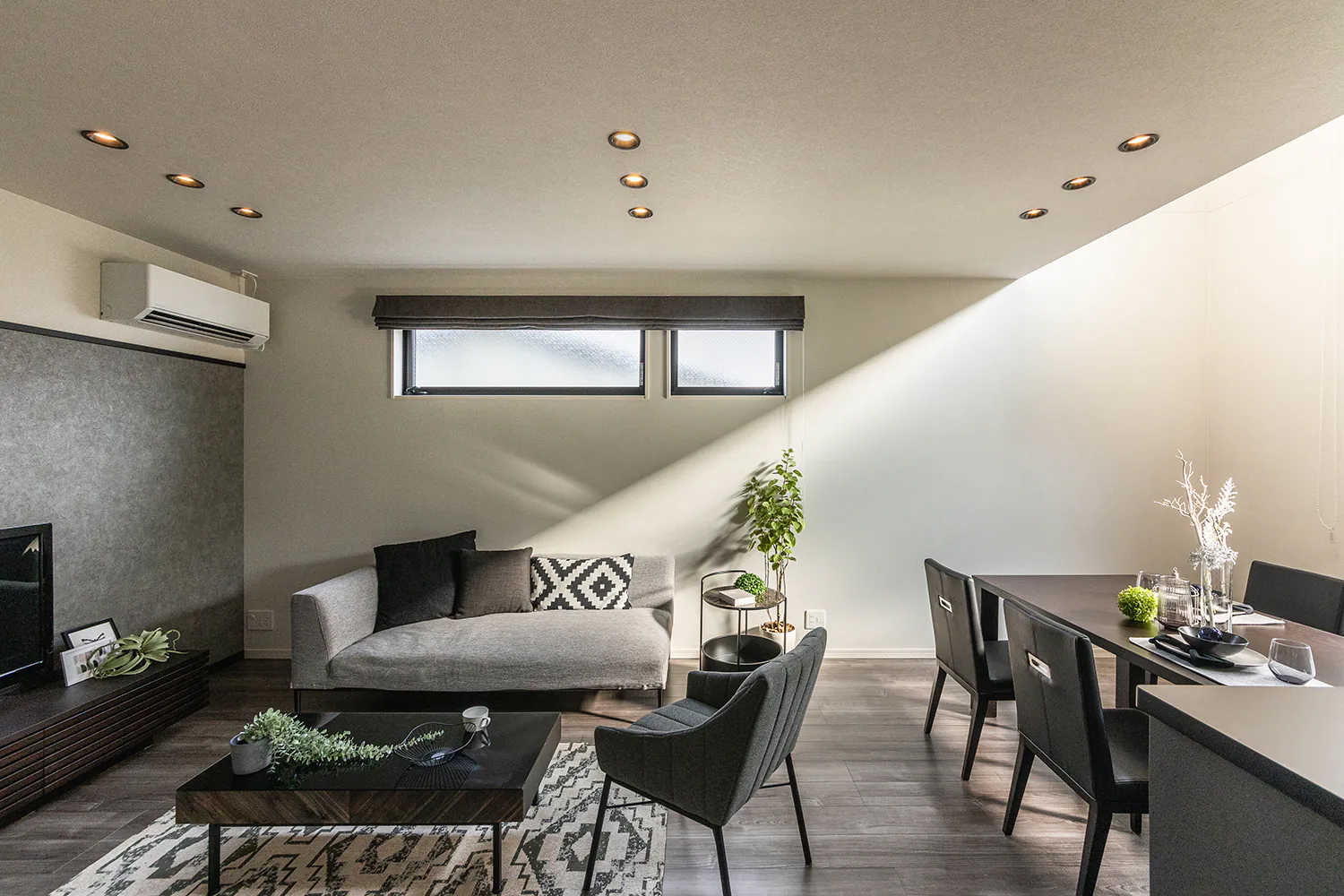 LDKに光を取り込む巧みなゾーニングに注目_豊明市の家-1