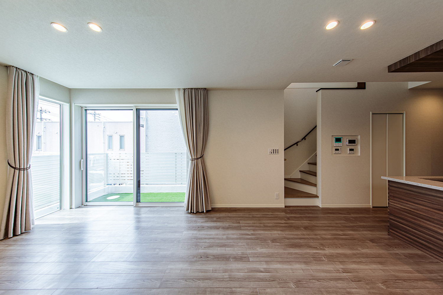 T-5／広々18帖のリビングは大きな窓からお庭を一望できる開放的な空間。お庭で遊ぶお子さんを見守れて安心です。