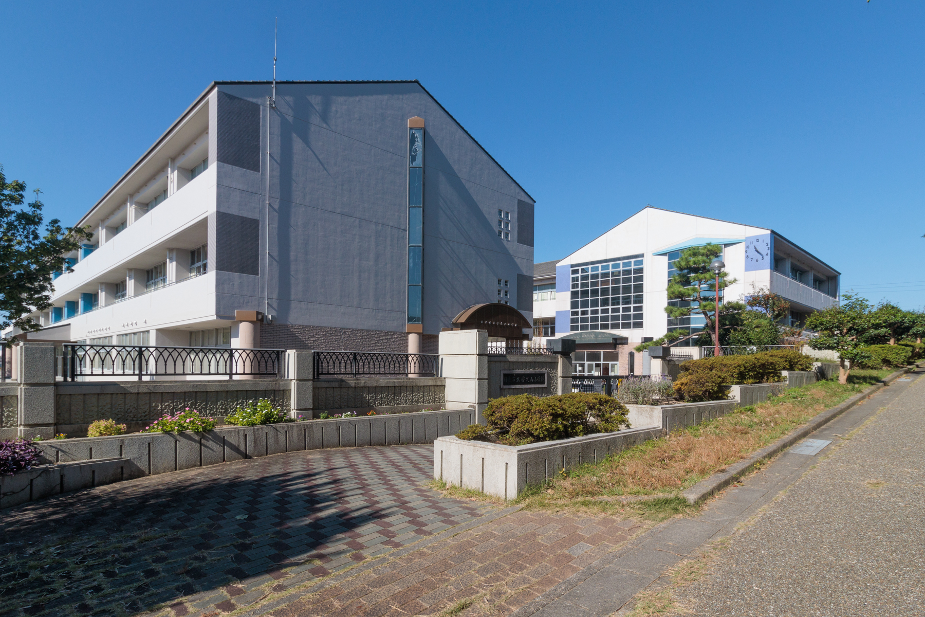 香久山小学校　徒歩約17分