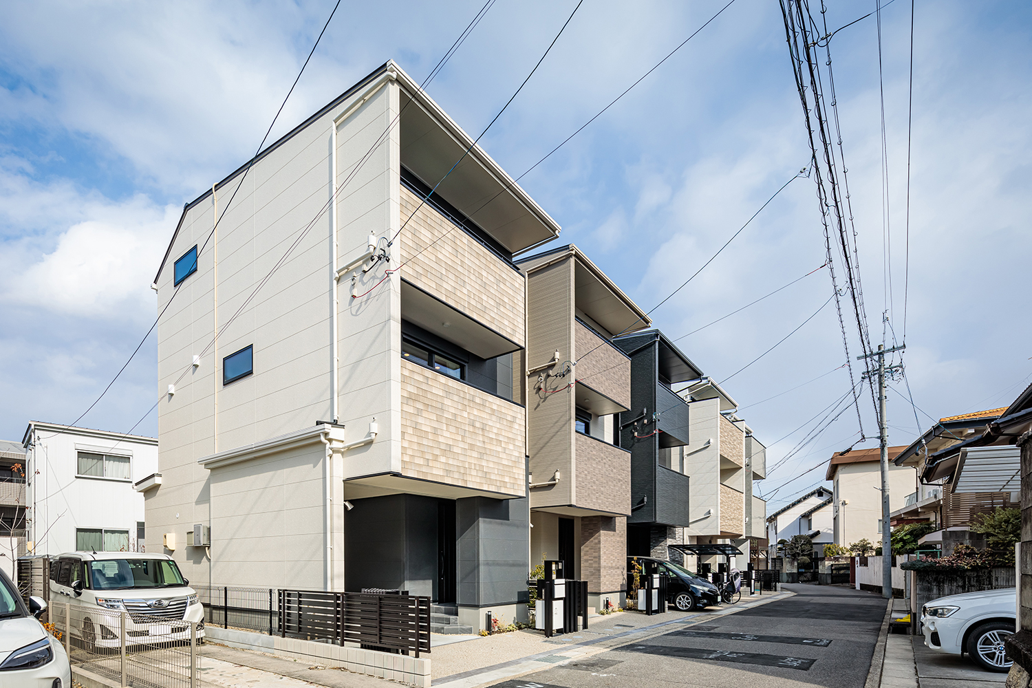 T-5、T-4／太陽光発電搭載のビルトインガレージ付3階建住宅。高い断熱性＆換気システムの快適な室内環境。