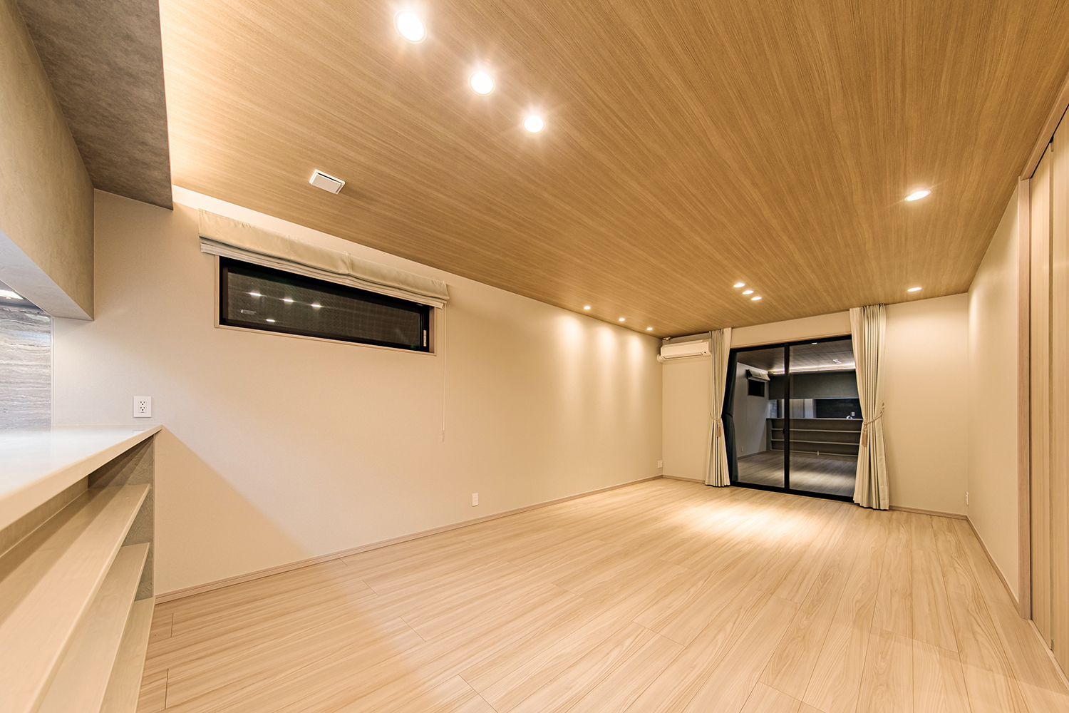 【T-2】柔らかな光が部屋全体を包み込み、昼間とは違う落ち着いた表情に。一日の終わりに家族と安らげる空間です。
