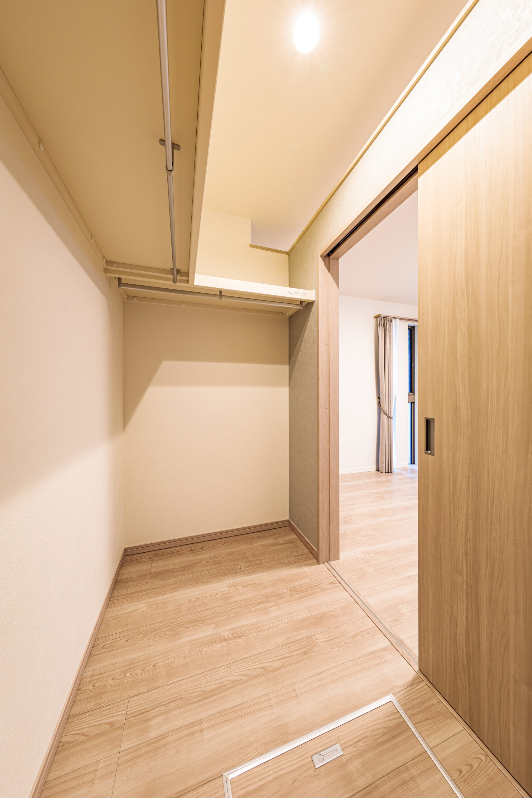 1階主寝室／主寝室のWICはゆとりの収納力で、シーズン物の置き場にも困らず快適にお使いいただけます。