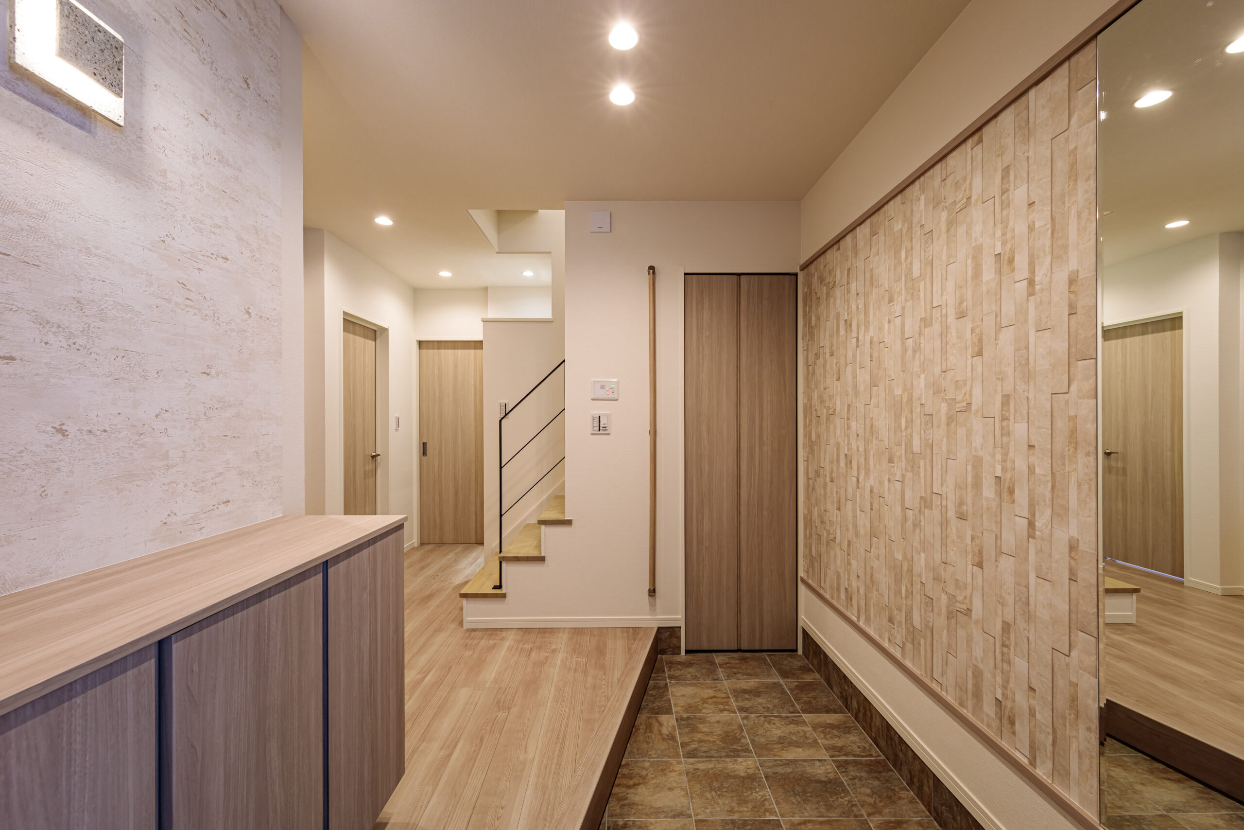 T-2／ゆったりとしたワイド玄関に、靴箱とSICの大容量収納を備え、帰宅動線がすっきり整う心地よい住まいになります。