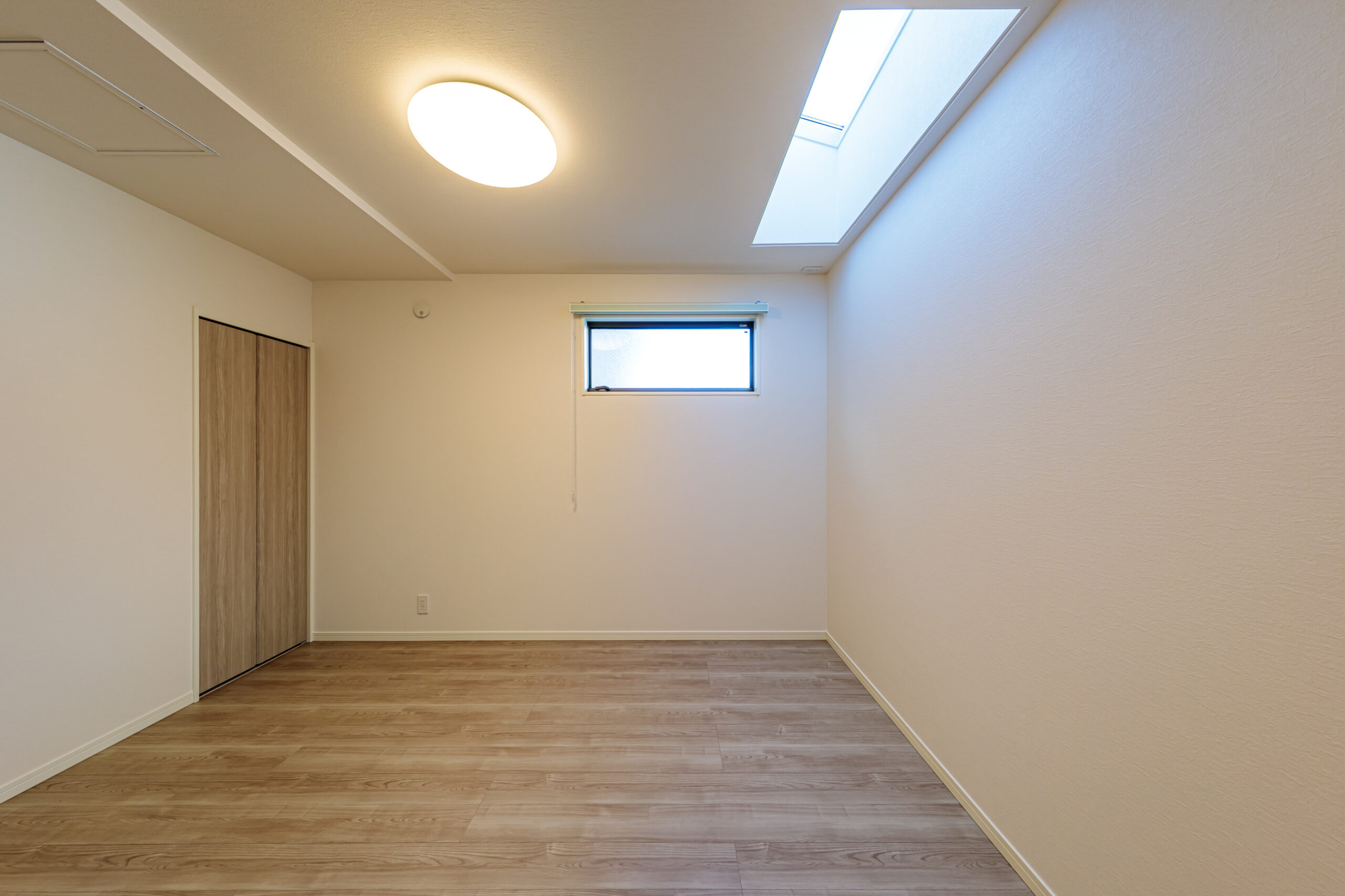 1階洋室／6帖の洋室はトップライトから光が差し込み、子ども部屋はもちろん、趣味や仕事の部屋としても使いやすい多用途な空間です。