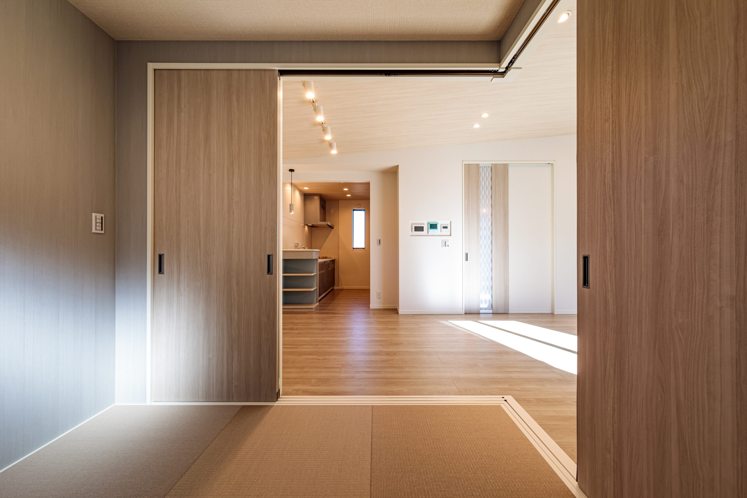 T-2／日々の暮らしに安らぎ与えてくれる和の空間。目の届く場所にあるから、お子様のお昼寝や遊び場にも最適です。