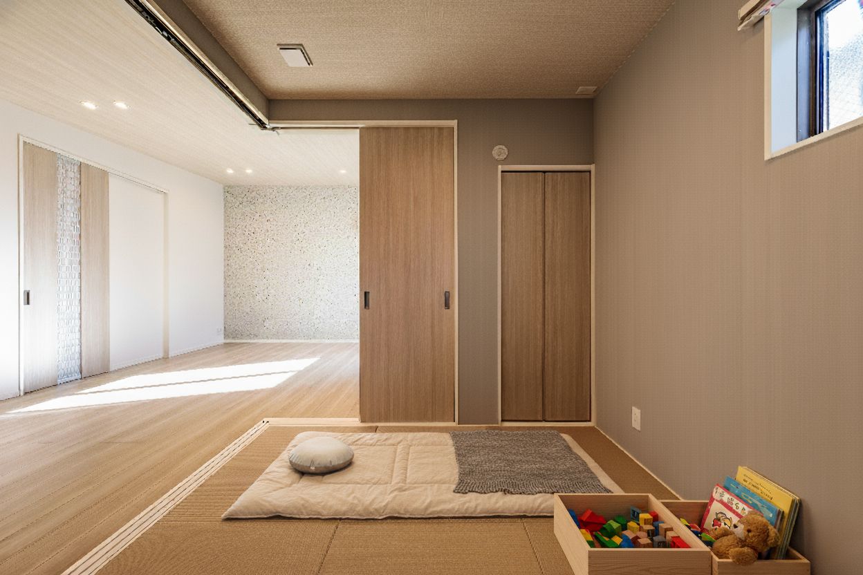 和室／リビングに隣接した和室は、お子さまのお昼寝をやさしく見守れる安心のスペース。ほどよく家族の気配も感じられる空間です。※家具CG