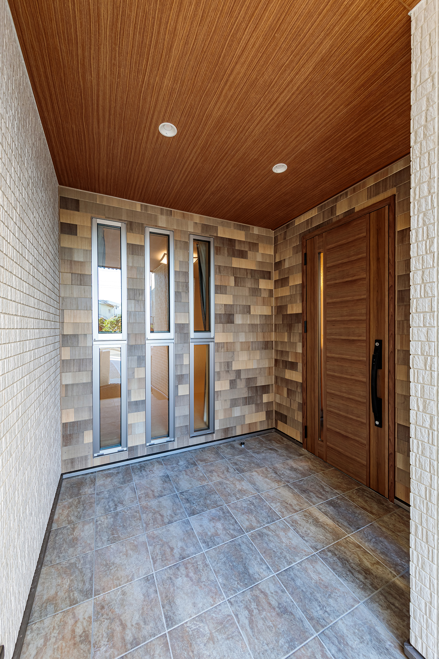 T-2／雨の日でも濡れる心配のない屋根付ポーチを採用しました。美しい照明がご家族のお帰りを優しくお迎えします。