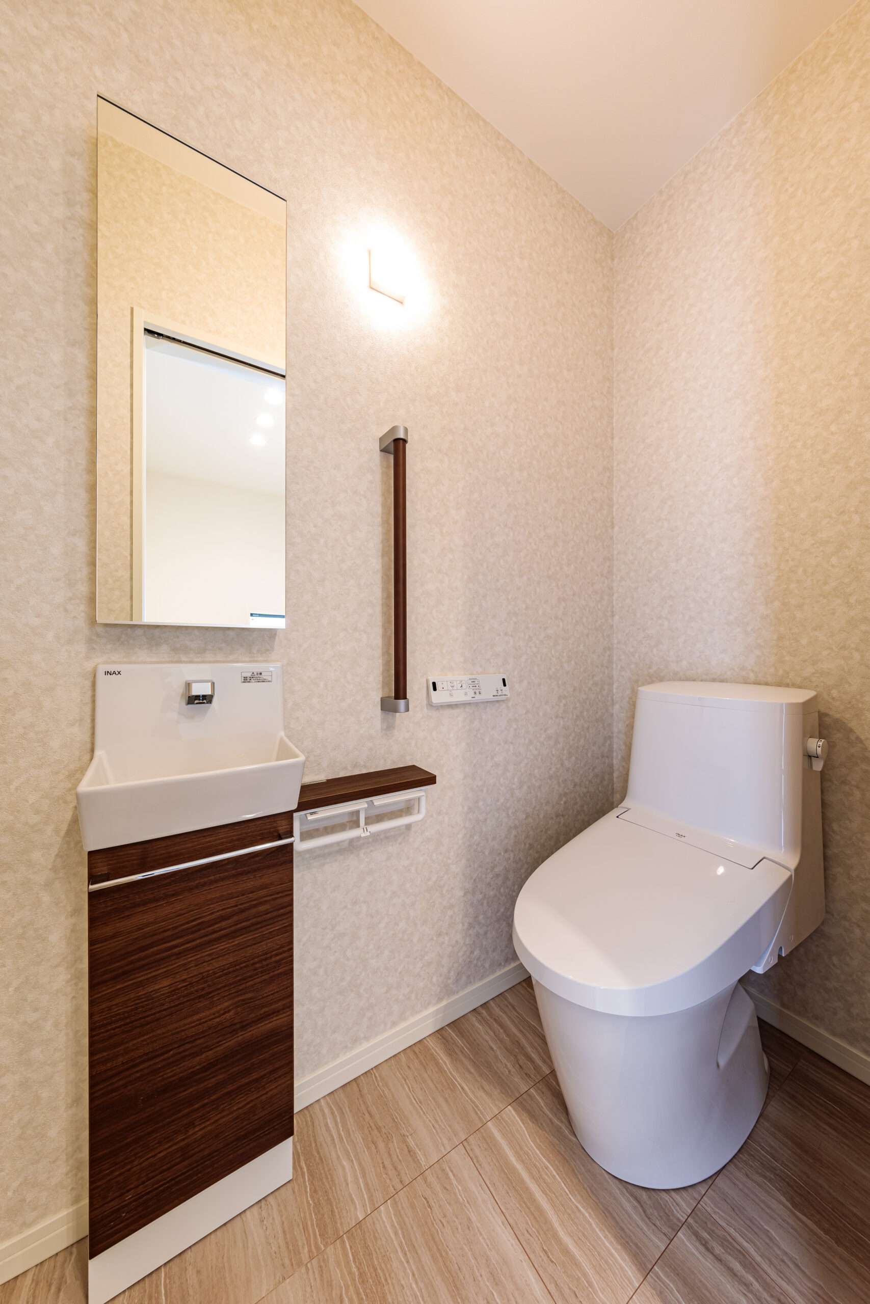 2階トイレ／毎日使う場所だからこそ、自動手洗い器付きで衛生的かつ快適にお使いいただけるトイレ空間です。