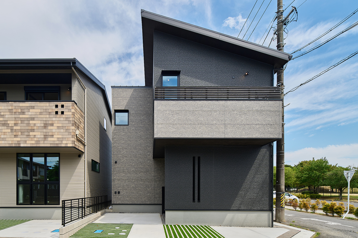 T-3／陽光が入る南西角地に映えるスタイリッシュモダンの住まい。アクセントに石目柄を配し上品な軽やかさをプラス。